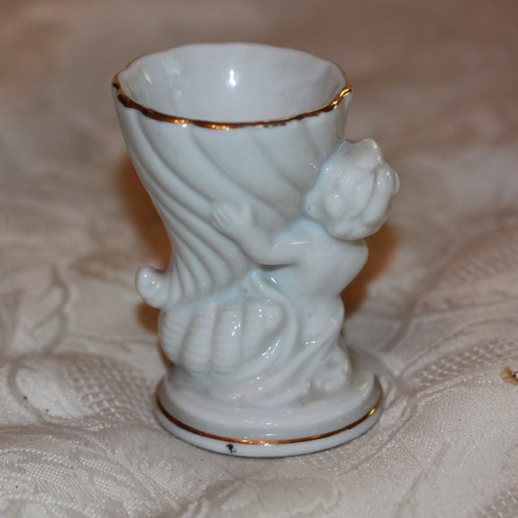 Vintage Cherub Porcelain Egg Cup - Picture 2 of 3